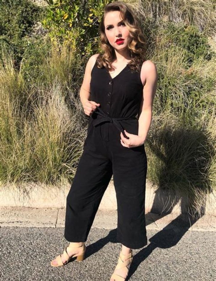 Taylor Tomlinson's Height And Weight Explored